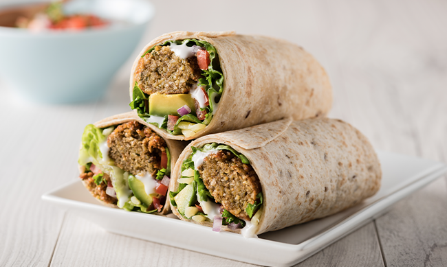 Almuerza nutritivo con un burrito de carne vegetariana y verduras