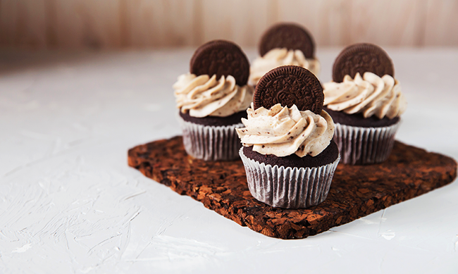 ¡Celebra el mes de los niños con estos deliciosos cupcakes de galletas con chocolate!
