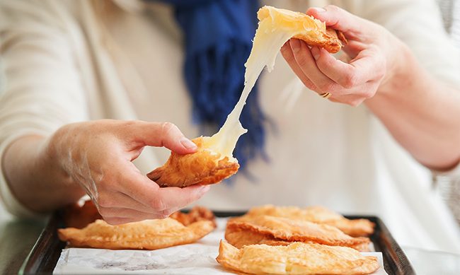 Aprende cómo hacer empanadas de queso para deleitar a mamá en su día