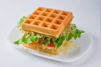Sandwich de waffles con pollo y queso: Una receta para que tu almuerzo no se vea igual todos los días