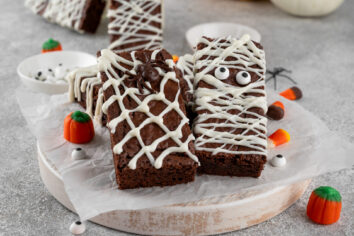 Brownies para halloween con forma de momia y un delicioso glaseado de queso crema, octubre con el toque de sabor Haz de Oros