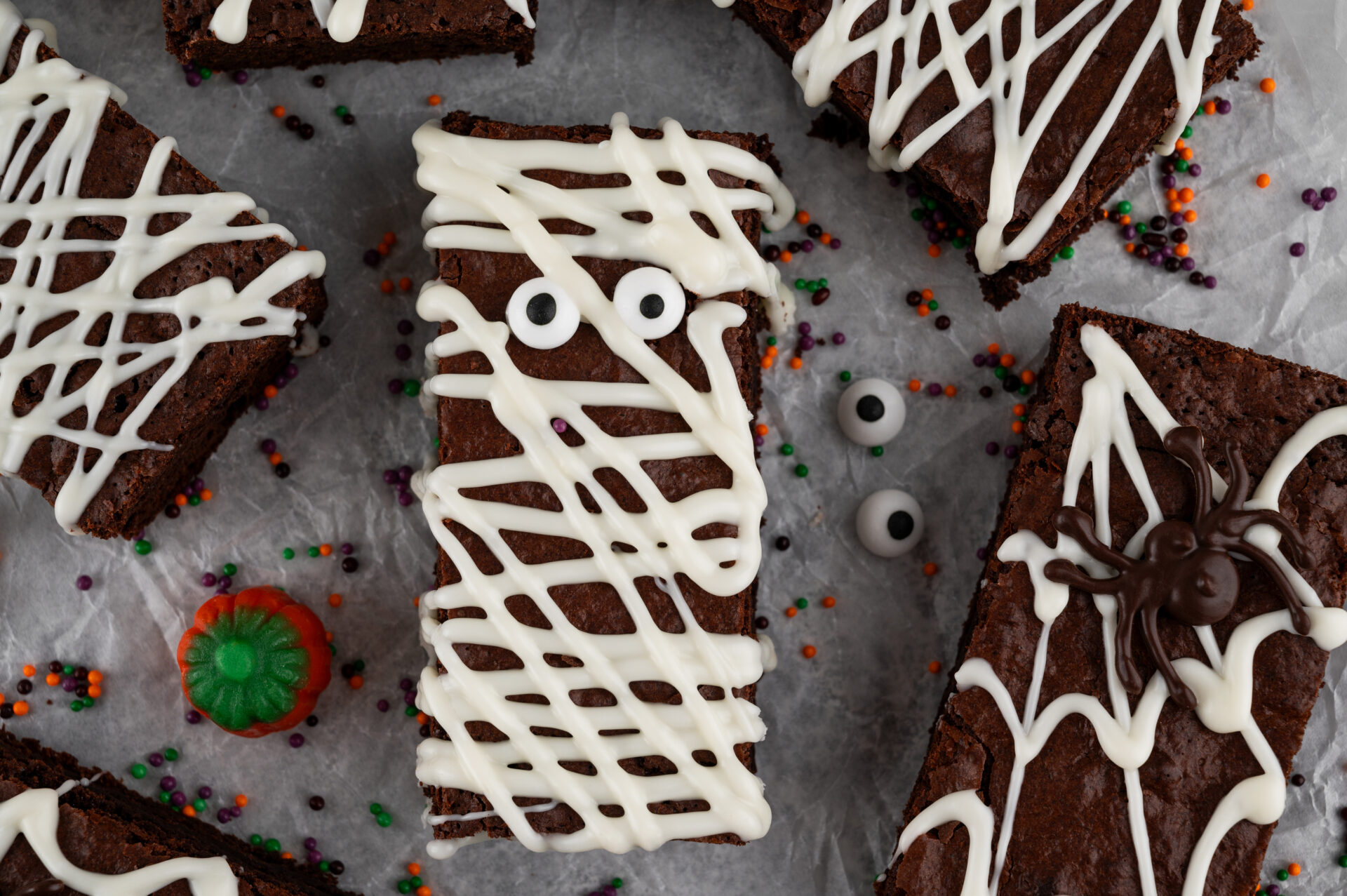 Brownies para halloween con forma de momia y un delicioso glaseado de queso crema, octubre con el toque de sabor Haz de Oros