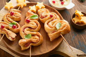 Ideas de snacks para novenas:. Pequeños bocados dulces y salados