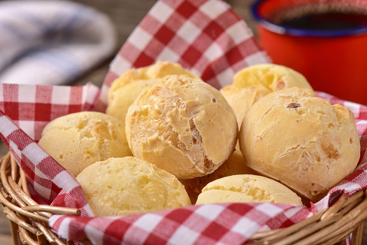 Panes de yuca recién horneados servidos en una canasta.